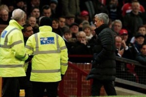  足坛名宿观战，现场指导激励士气