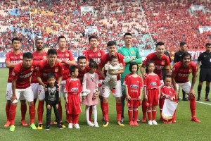  赛前训练开放日，球迷零距离接触球星