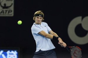  卢布列夫苦战五盘过关，硬地赛季渐入佳境