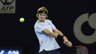  卢布列夫苦战五盘过关，硬地赛季渐入佳境