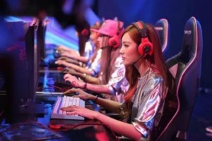  电竞少女崭露头角，精准预判助队翻盘  