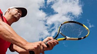  老年网球爱好者增多，养生打法注重节奏控制