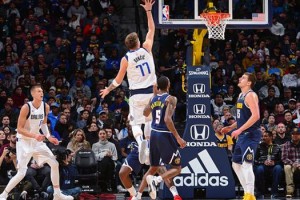  欧文华丽运球穿云，独行侠客场击败掘金队