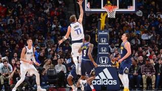  欧文华丽运球穿云，独行侠客场击败掘金队