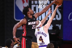  热火巴特勒强硬突破造犯规罚球制胜