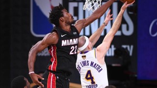  热火巴特勒强硬突破造犯规罚球制胜