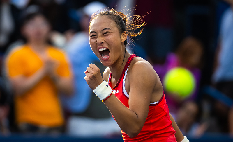  郑钦文强势晋级八强，中国金花闪耀法网