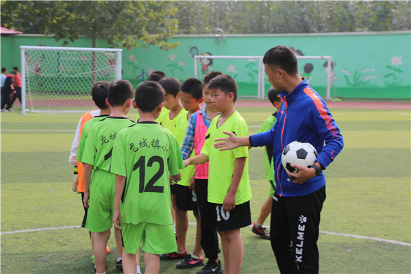  校园足球联赛开幕，青春激情点燃绿茵  
