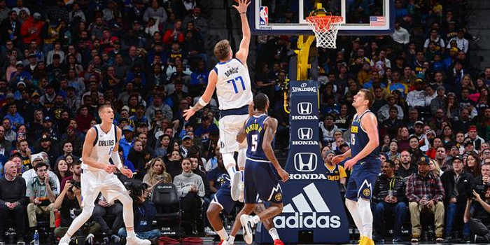  欧文华丽运球穿云，独行侠客场击败掘金队